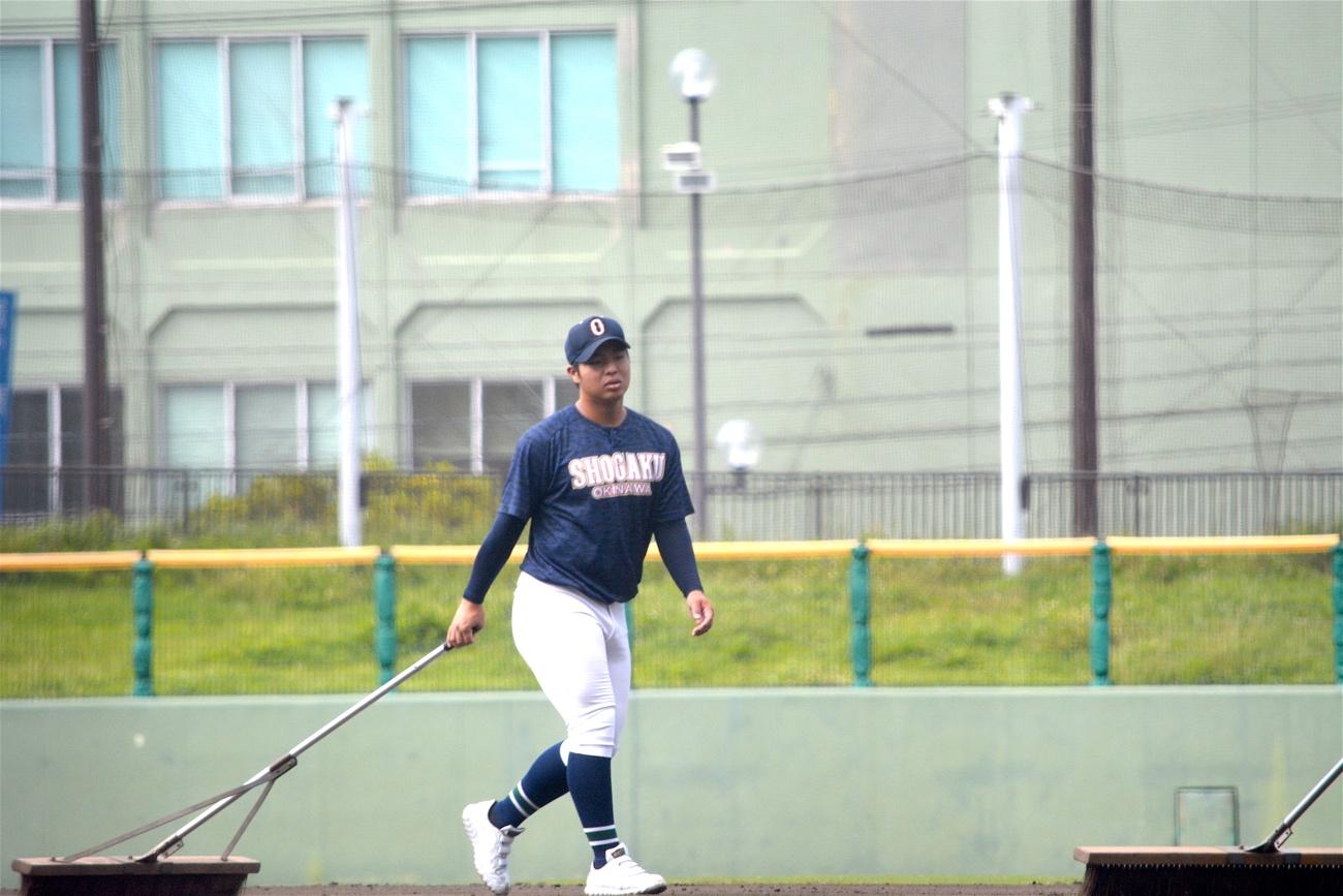 招待試合で沖縄尚学は智辯学園と4対4のドロー。この日も登板しなかった末吉良丞は夏の大会に間に合うのか。