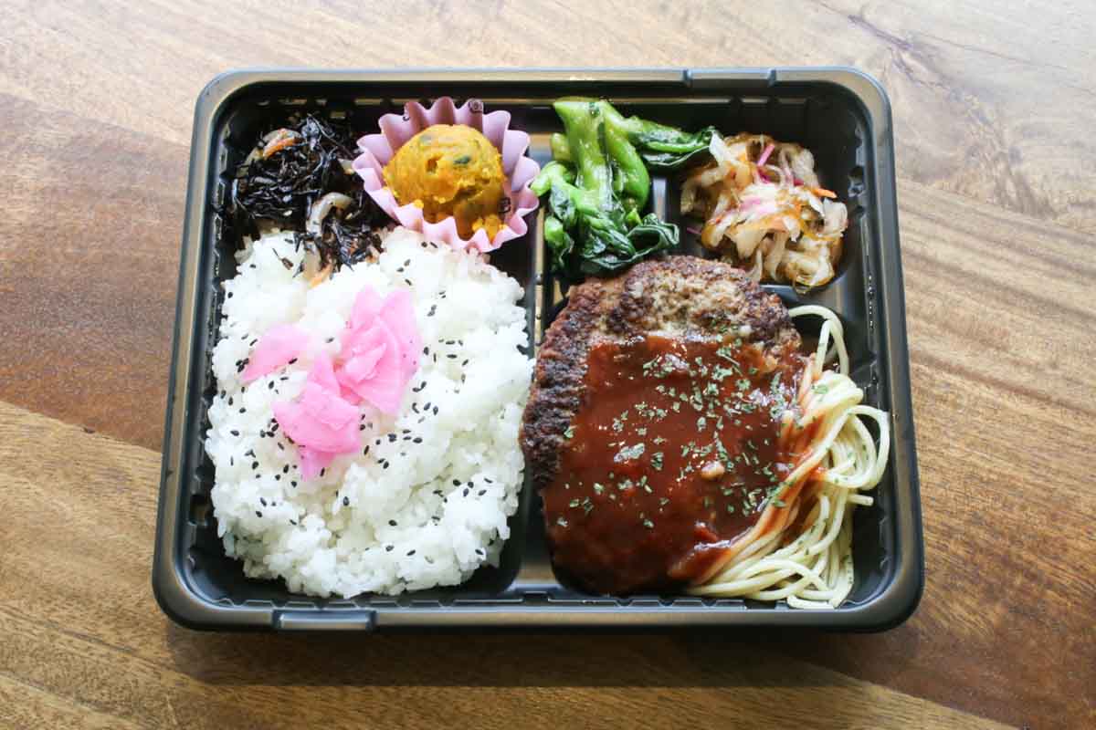 1日400個が完売！肉肉しさ満点のハンバーグに絶品焼肉！地元客の胃袋を支える「ライズキッチン」のお弁当がごはんの止まらないおいしさ（那覇市）