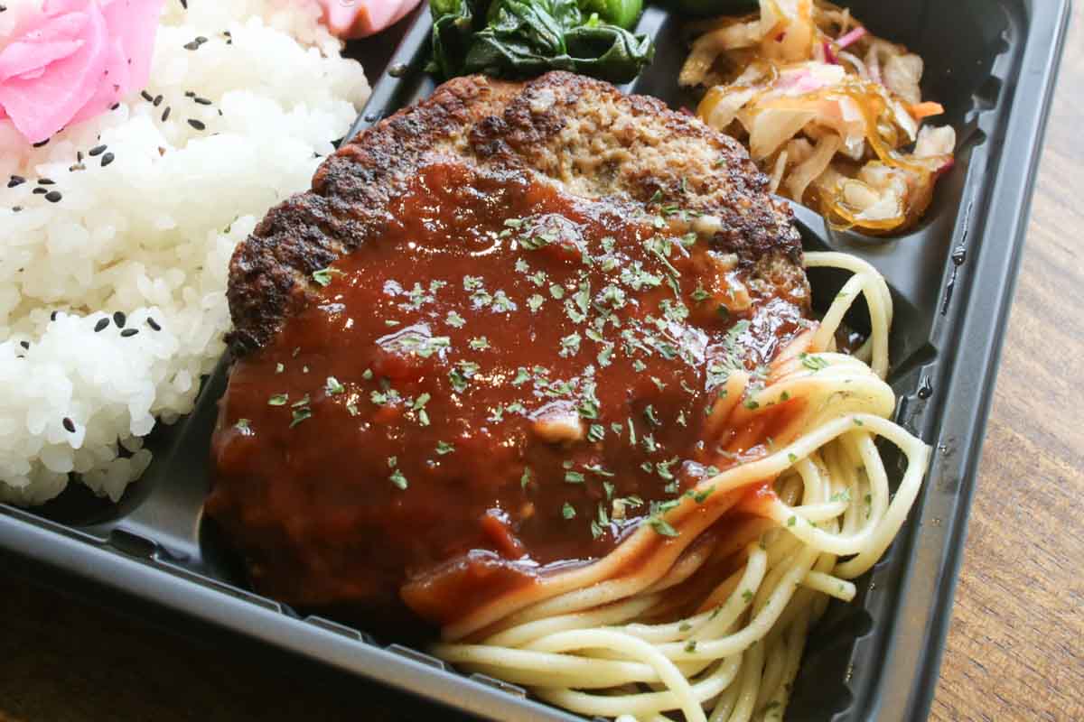 1日400個が完売！肉肉しさ満点のハンバーグに絶品焼肉！地元客の胃袋を支える「ライズキッチン」のお弁当がごはんの止まらないおいしさ（那覇市）