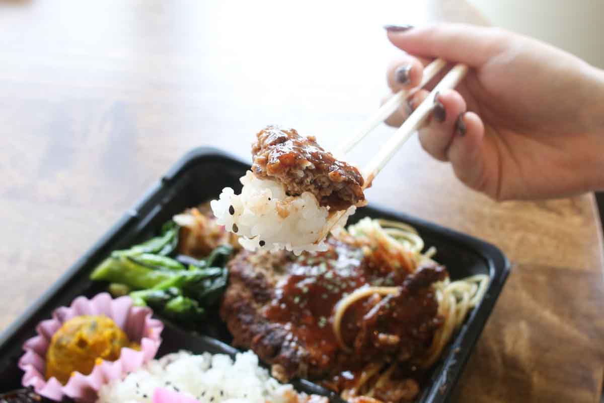 1日400個が完売！肉肉しさ満点のハンバーグに絶品焼肉！地元客の胃袋を支える「ライズキッチン」のお弁当がごはんの止まらないおいしさ（那覇市）