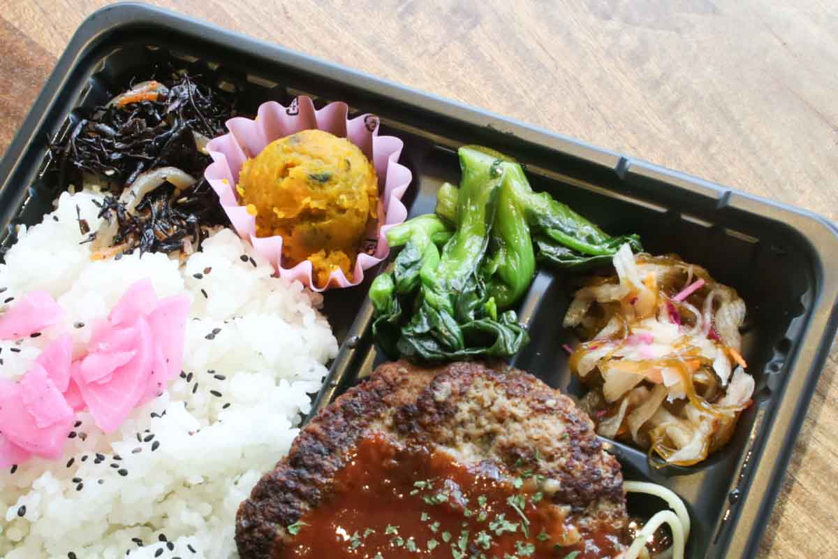 1日400個が完売！肉肉しさ満点のハンバーグに絶品焼肉！地元客の胃袋を支える「ライズキッチン」のお弁当がごはんの止まらないおいしさ（那覇市）
