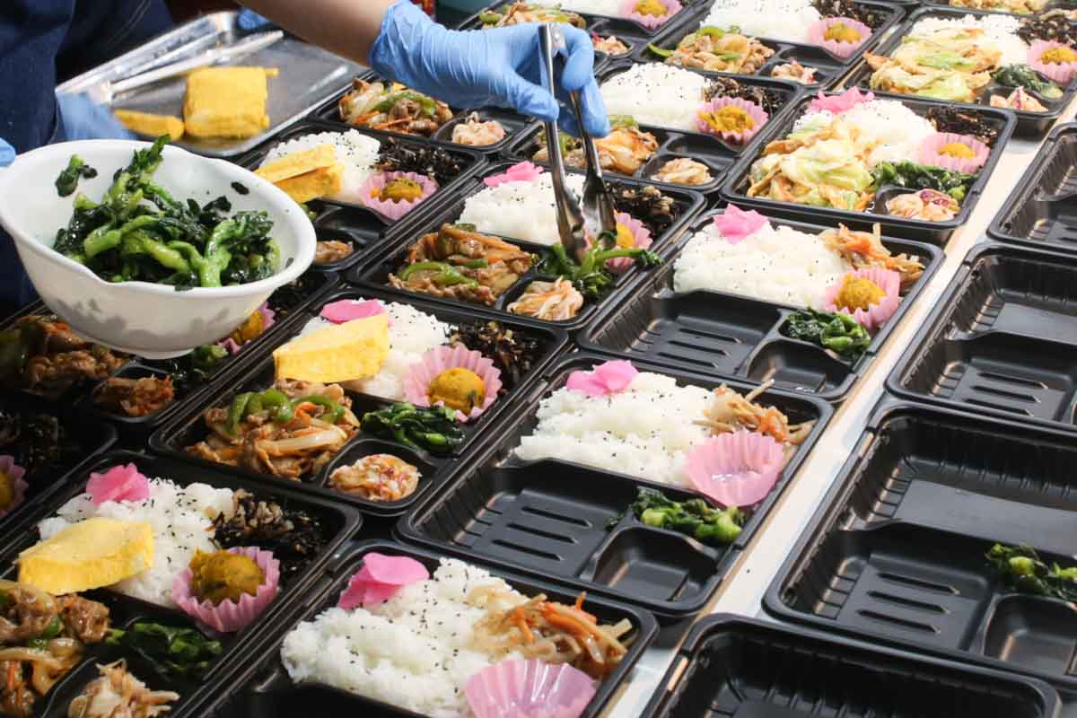 1日400個が完売！肉肉しさ満点のハンバーグに絶品焼肉！地元客の胃袋を支える「ライズキッチン」のお弁当がごはんの止まらないおいしさ（那覇市）