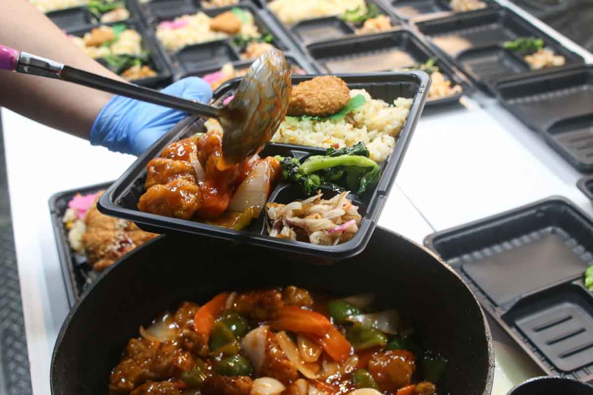 1日400個が完売！肉肉しさ満点のハンバーグに絶品焼肉！地元客の胃袋を支える「ライズキッチン」のお弁当がごはんの止まらないおいしさ（那覇市）