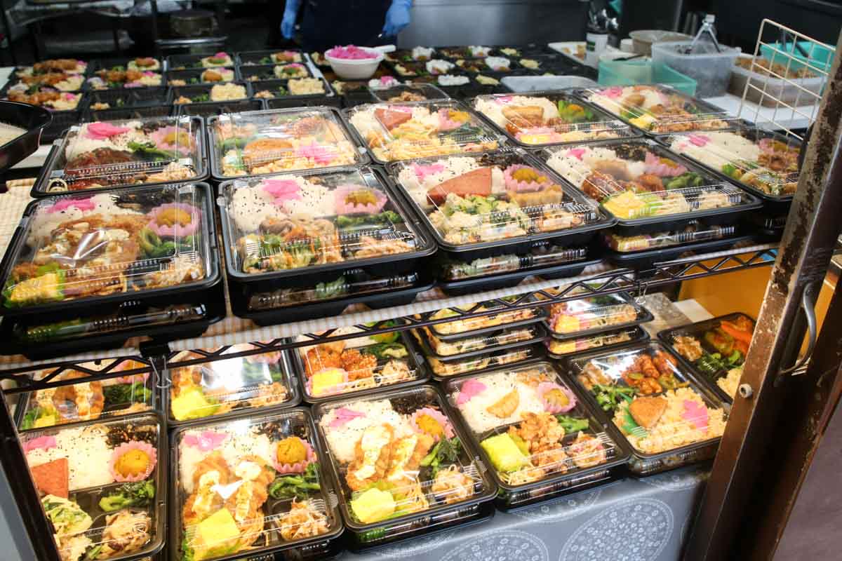 1日400個が完売！肉肉しさ満点のハンバーグに絶品焼肉！地元客の胃袋を支える「ライズキッチン」のお弁当がごはんの止まらないおいしさ（那覇市）