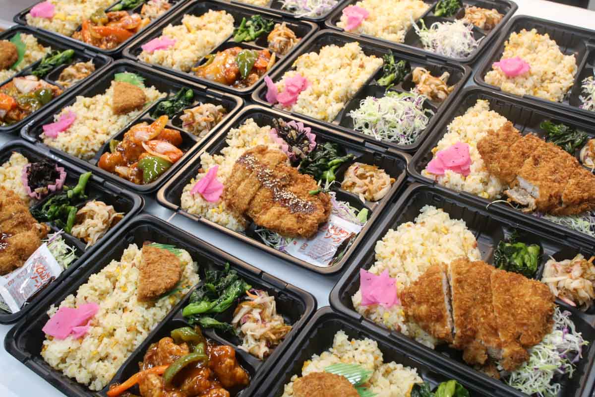1日400個が完売！肉肉しさ満点のハンバーグに絶品焼肉！地元客の胃袋を支える「ライズキッチン」のお弁当がごはんの止まらないおいしさ（那覇市）