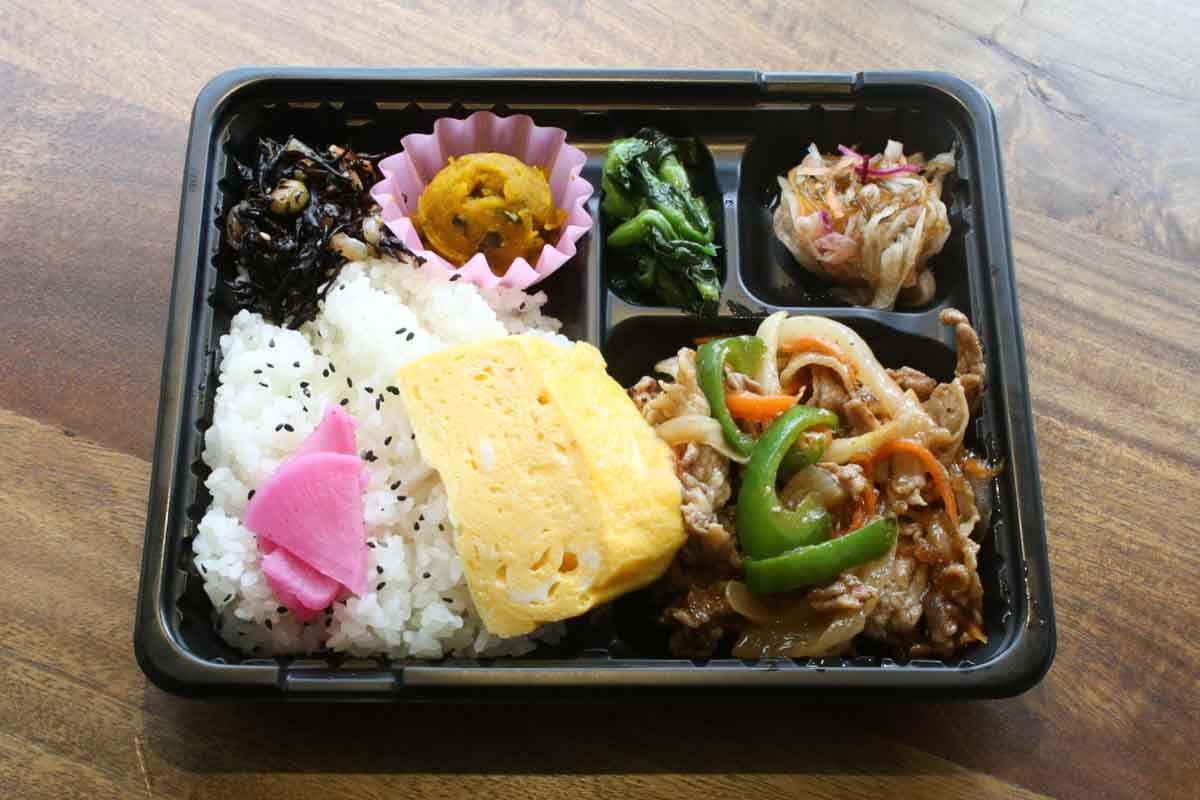 1日400個が完売！肉肉しさ満点のハンバーグに絶品焼肉！地元客の胃袋を支える「ライズキッチン」のお弁当がごはんの止まらないおいしさ（那覇市）