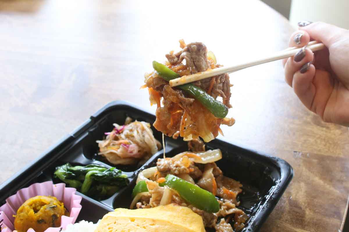 1日400個が完売！肉肉しさ満点のハンバーグに絶品焼肉！地元客の胃袋を支える「ライズキッチン」のお弁当がごはんの止まらないおいしさ（那覇市）