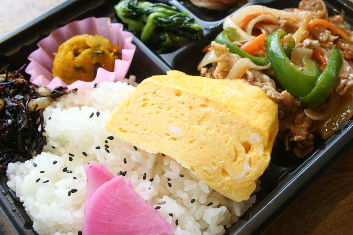 1日400個が完売！肉肉しさ満点のハンバーグに絶品焼肉！地元客の胃袋を支える「ライズキッチン」のお弁当がごはんの止まらないおいしさ（那覇市）