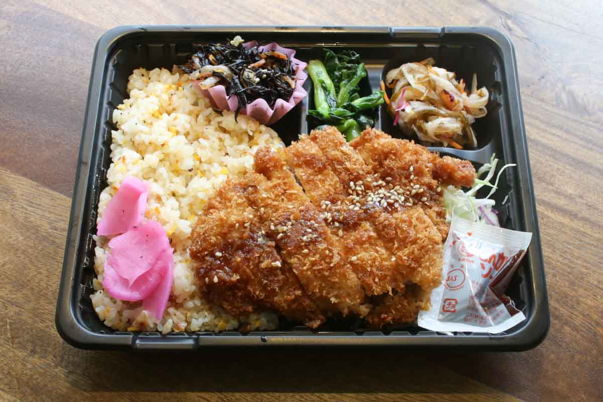 1日400個が完売！肉肉しさ満点のハンバーグに絶品焼肉！地元客の胃袋を支える「ライズキッチン」のお弁当がごはんの止まらないおいしさ（那覇市）