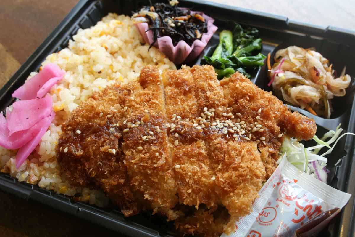 1日400個が完売！肉肉しさ満点のハンバーグに絶品焼肉！地元客の胃袋を支える「ライズキッチン」のお弁当がごはんの止まらないおいしさ（那覇市）