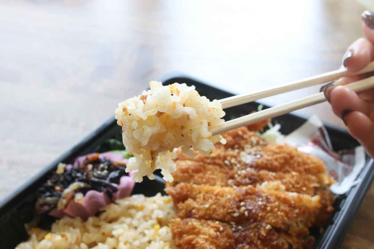1日400個が完売！肉肉しさ満点のハンバーグに絶品焼肉！地元客の胃袋を支える「ライズキッチン」のお弁当がごはんの止まらないおいしさ（那覇市）