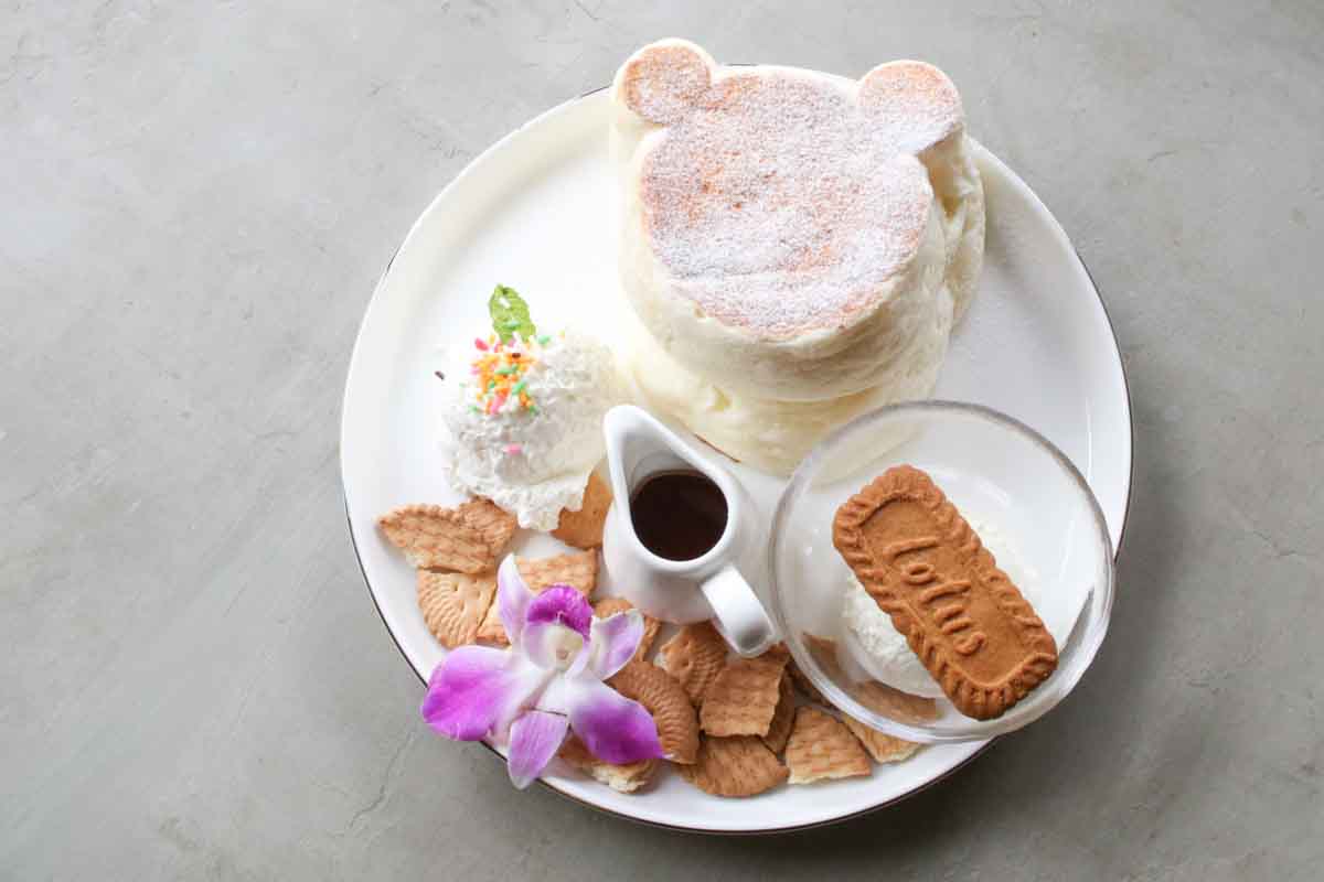 かわいすぎるくまさんにキュン！「SUN 9 CAFE OKINAWA」の絶品スフレパンケーキと香り立つシュリンプの至福ループ（那覇市）