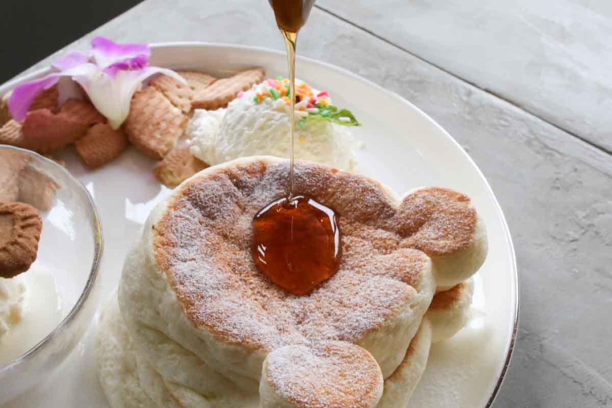 かわいすぎるくまさんにキュン！「SUN 9 CAFE OKINAWA」の絶品スフレパンケーキと香り立つシュリンプの至福ループ（那覇市）