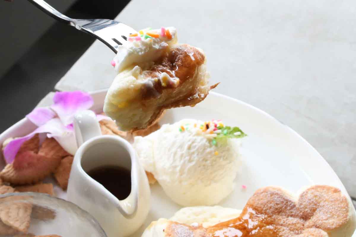 かわいすぎるくまさんにキュン！「SUN 9 CAFE OKINAWA」の絶品スフレパンケーキと香り立つシュリンプの至福ループ（那覇市）
