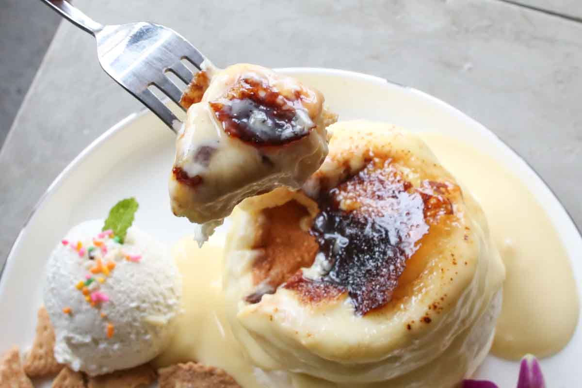 かわいすぎるくまさんにキュン！「SUN 9 CAFE OKINAWA」の絶品スフレパンケーキと香り立つシュリンプの至福ループ（那覇市）