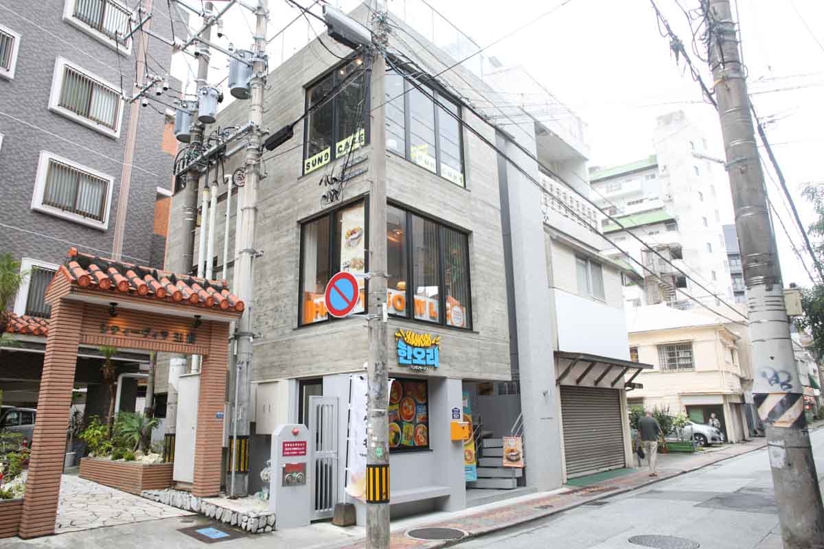 かわいすぎるくまさんにキュン！「SUN 9 CAFE OKINAWA」の絶品スフレパンケーキと香り立つシュリンプの至福ループ（那覇市）