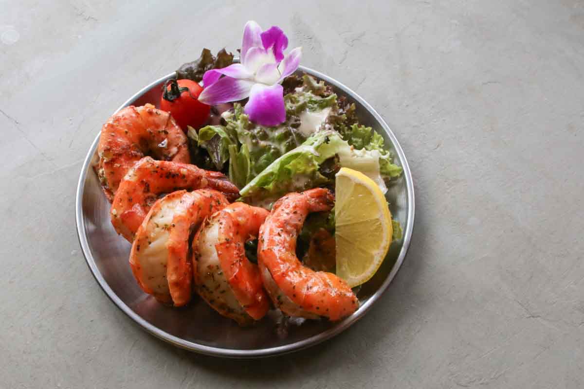 かわいすぎるくまさんにキュン！「SUN 9 CAFE OKINAWA」の絶品スフレパンケーキと香り立つシュリンプの至福ループ（那覇市）