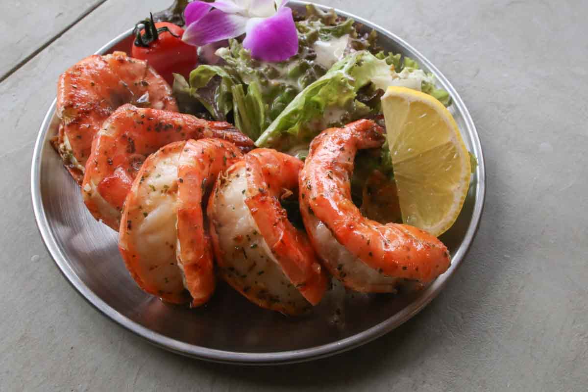 かわいすぎるくまさんにキュン！「SUN 9 CAFE OKINAWA」の絶品スフレパンケーキと香り立つシュリンプの至福ループ（那覇市）