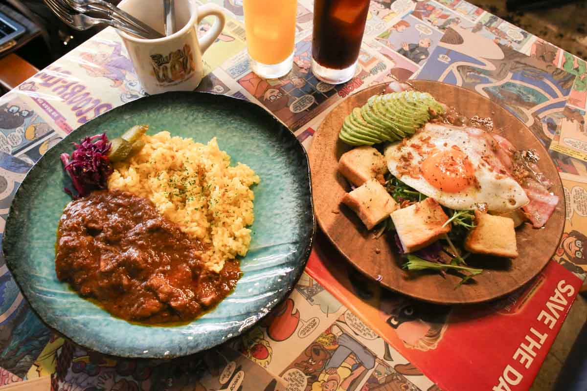 ランチはもちろん夜カフェにも！カフェ飯の域を超える満足感！「surf cafe ulu Okinawa base」の贅沢アボカドトースト＆映えドーナツ（那覇市）