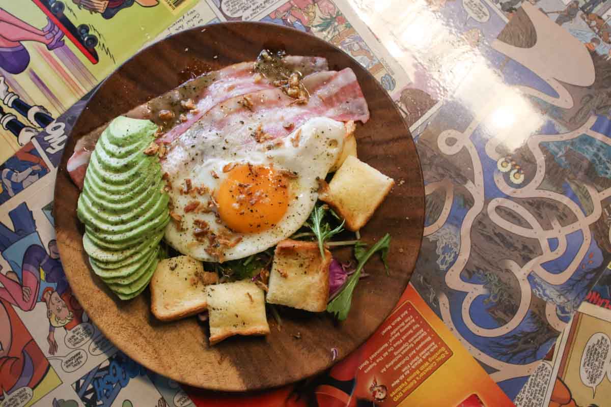 ランチはもちろん夜カフェにも！カフェ飯の域を超える満足感！「surf cafe ulu Okinawa base」の贅沢アボカドトースト＆映えドーナツ（那覇市）