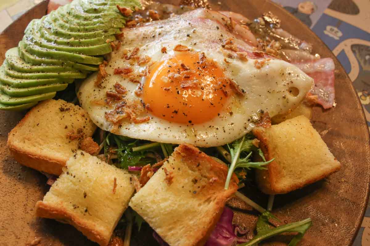 ランチはもちろん夜カフェにも！カフェ飯の域を超える満足感！「surf cafe ulu Okinawa base」の贅沢アボカドトースト＆映えドーナツ（那覇市）
