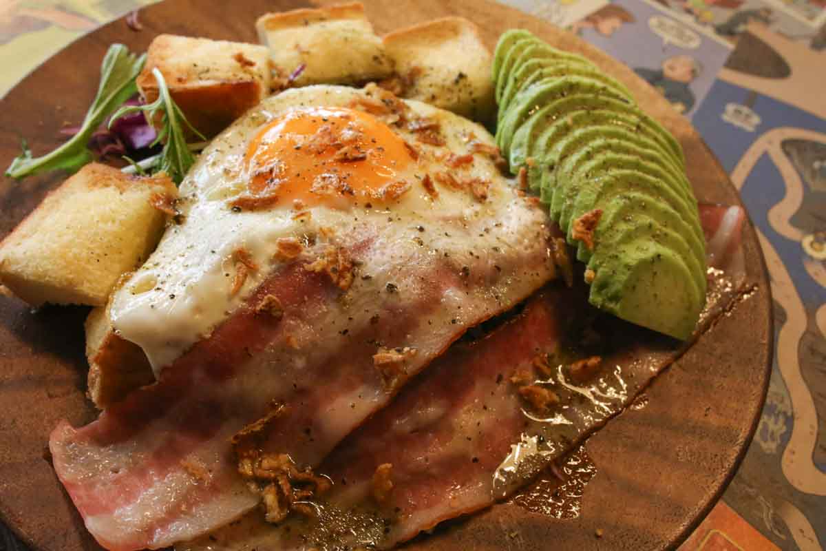 ランチはもちろん夜カフェにも！カフェ飯の域を超える満足感！「surf cafe ulu Okinawa base」の贅沢アボカドトースト＆映えドーナツ（那覇市）