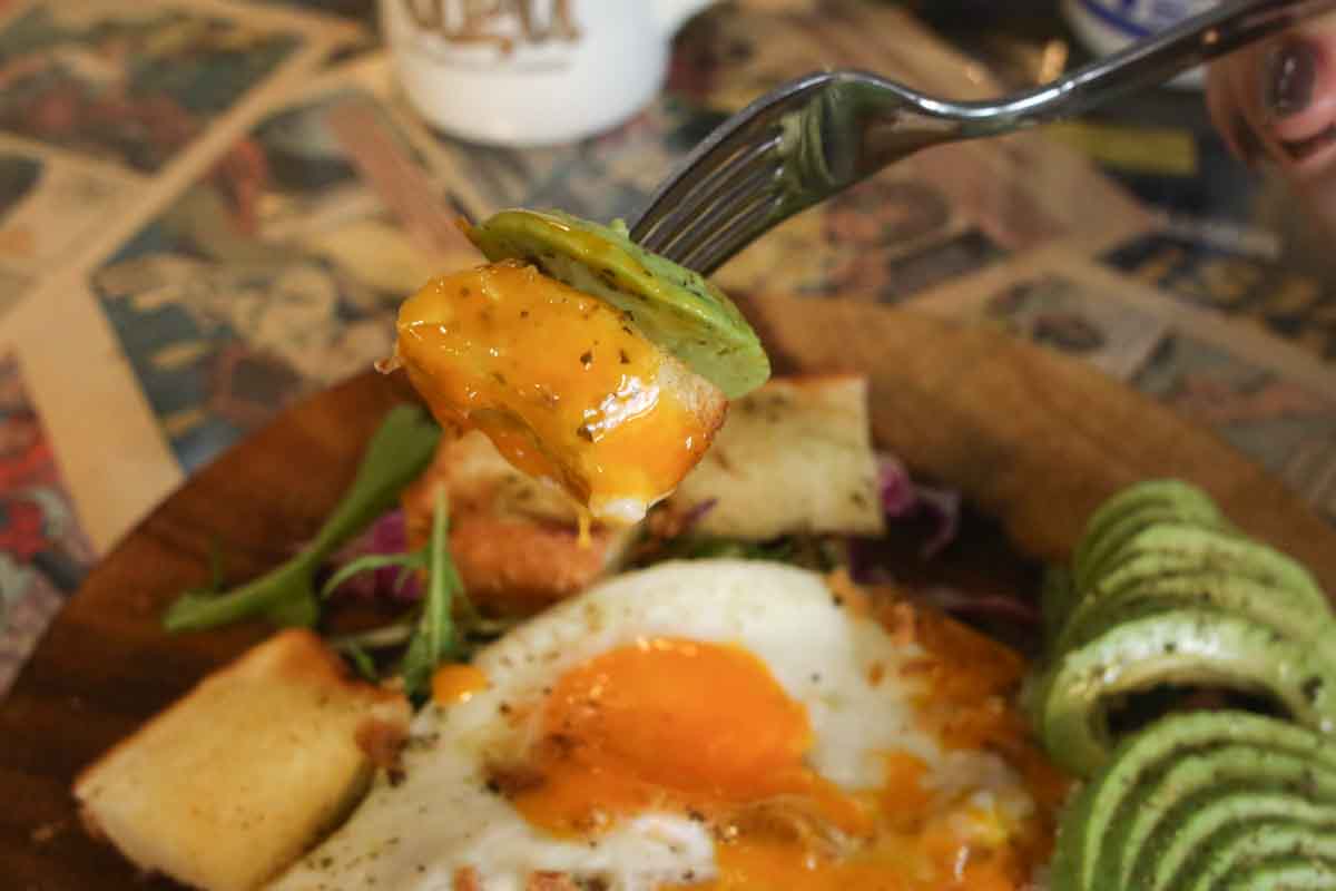 ランチはもちろん夜カフェにも！カフェ飯の域を超える満足感！「surf cafe ulu Okinawa base」の贅沢アボカドトースト＆映えドーナツ（那覇市）