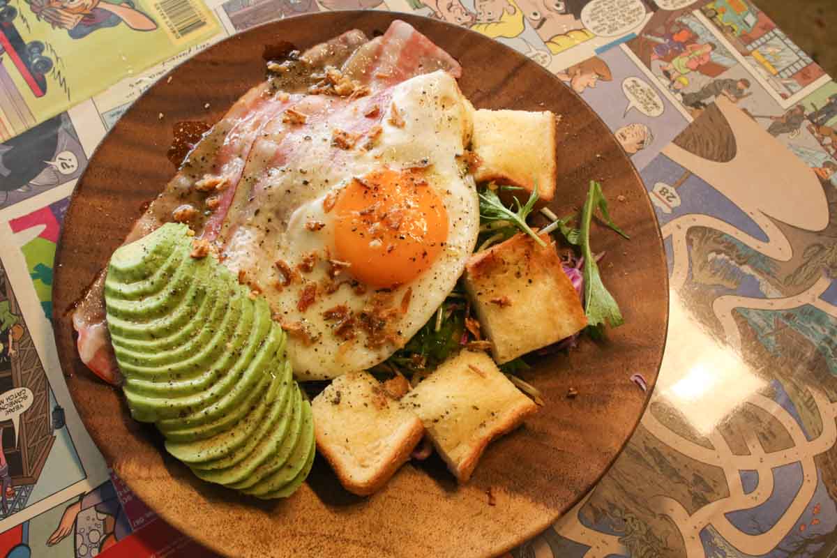 ランチはもちろん夜カフェにも！カフェ飯の域を超える満足感！「surf cafe ulu Okinawa base」の贅沢アボカドトースト＆映えドーナツ（那覇市）