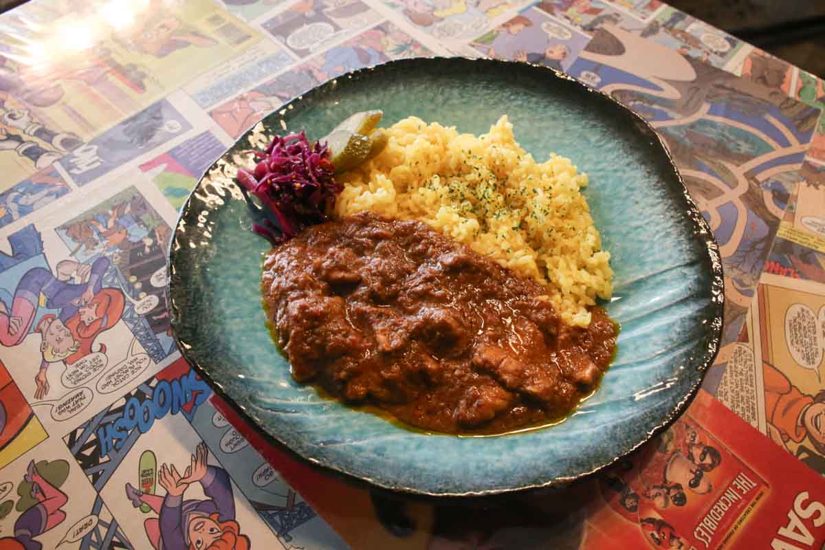ランチはもちろん夜カフェにも！カフェ飯の域を超える満足感！「surf cafe ulu Okinawa base」の贅沢アボカドトースト＆映えドーナツ（那覇市）