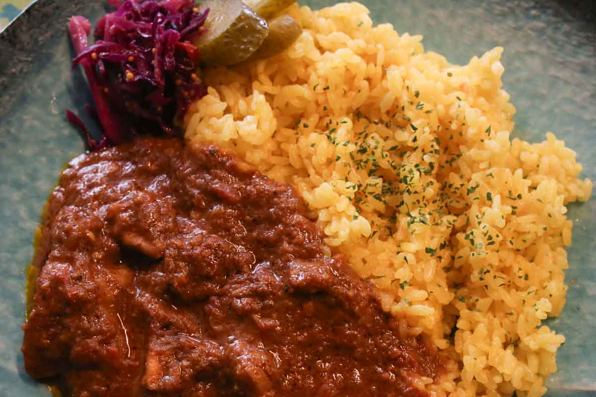 ランチはもちろん夜カフェにも！カフェ飯の域を超える満足感！「surf cafe ulu Okinawa base」の贅沢アボカドトースト＆映えドーナツ（那覇市）