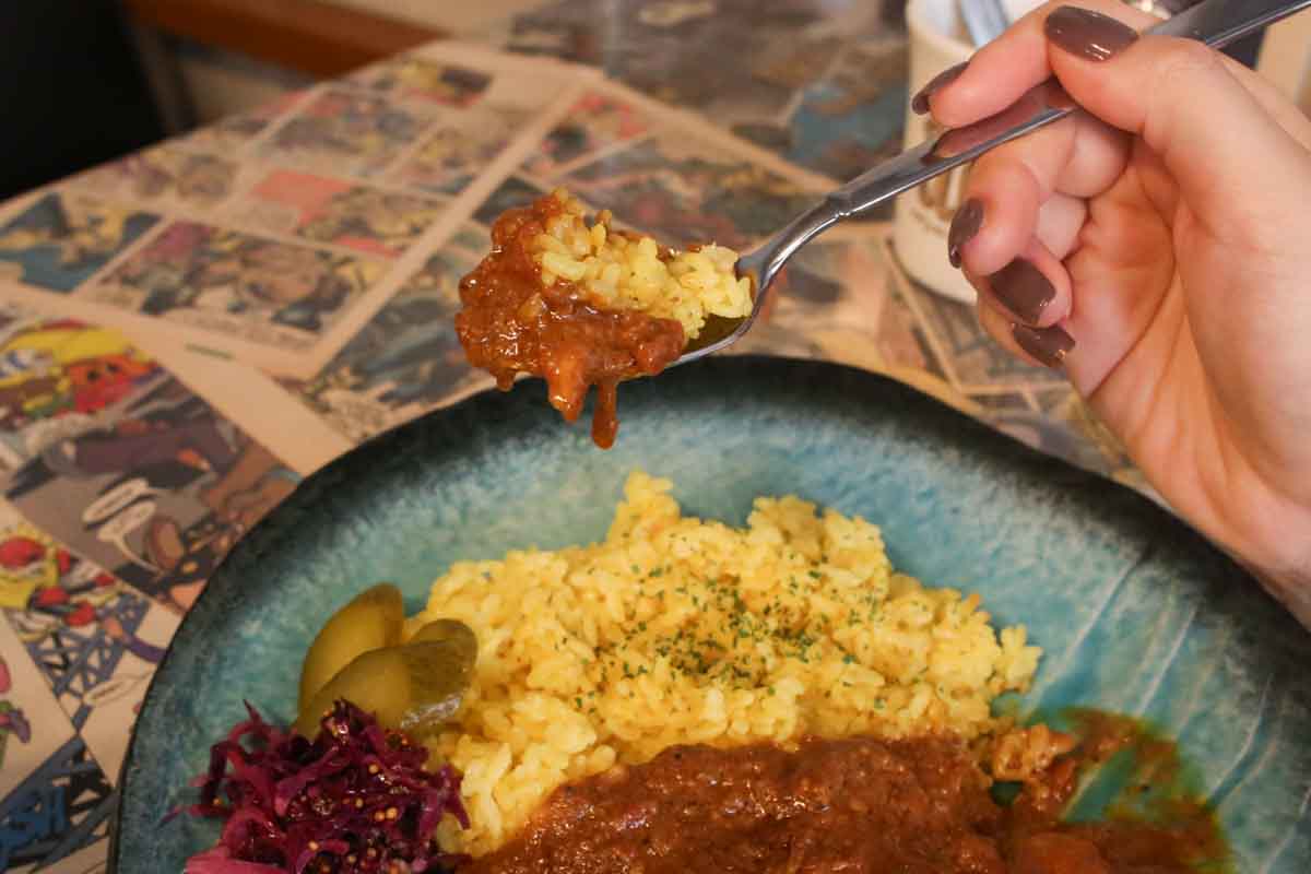 ランチはもちろん夜カフェにも！カフェ飯の域を超える満足感！「surf cafe ulu Okinawa base」の贅沢アボカドトースト＆映えドーナツ（那覇市）