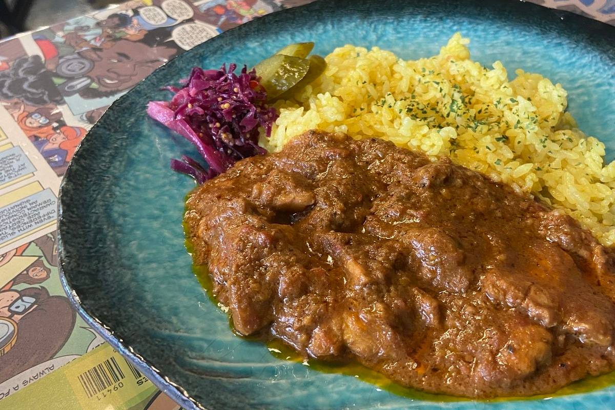 ランチはもちろん夜カフェにも！カフェ飯の域を超える満足感！「surf cafe ulu Okinawa base」の贅沢アボカドトースト＆映えドーナツ（那覇市）
