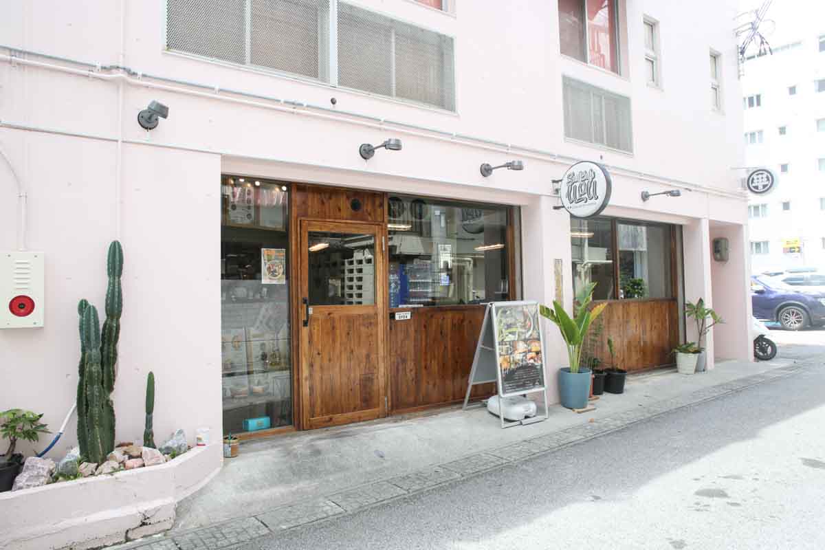 ランチはもちろん夜カフェにも！カフェ飯の域を超える満足感！「surf cafe ulu Okinawa base」の贅沢アボカドトースト＆映えドーナツ（那覇市）