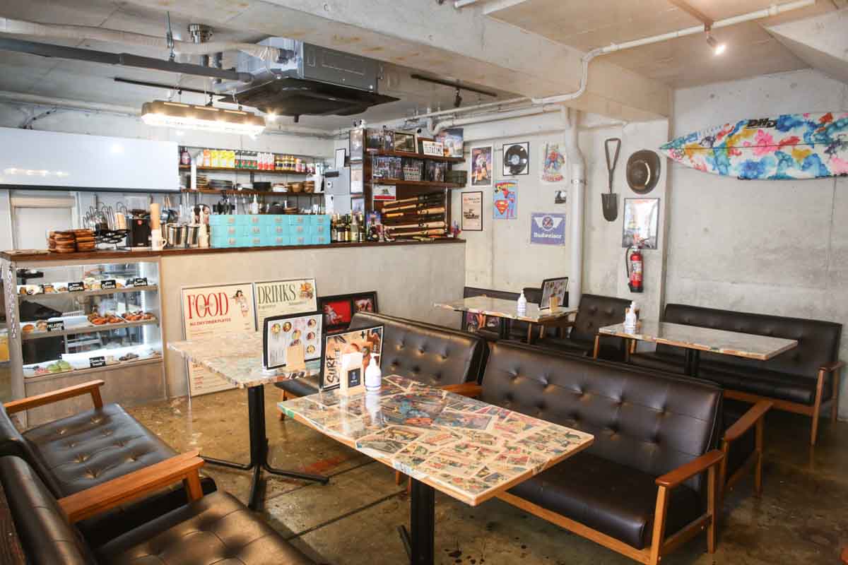 ランチはもちろん夜カフェにも！カフェ飯の域を超える満足感！「surf cafe ulu Okinawa base」の贅沢アボカドトースト＆映えドーナツ（那覇市）