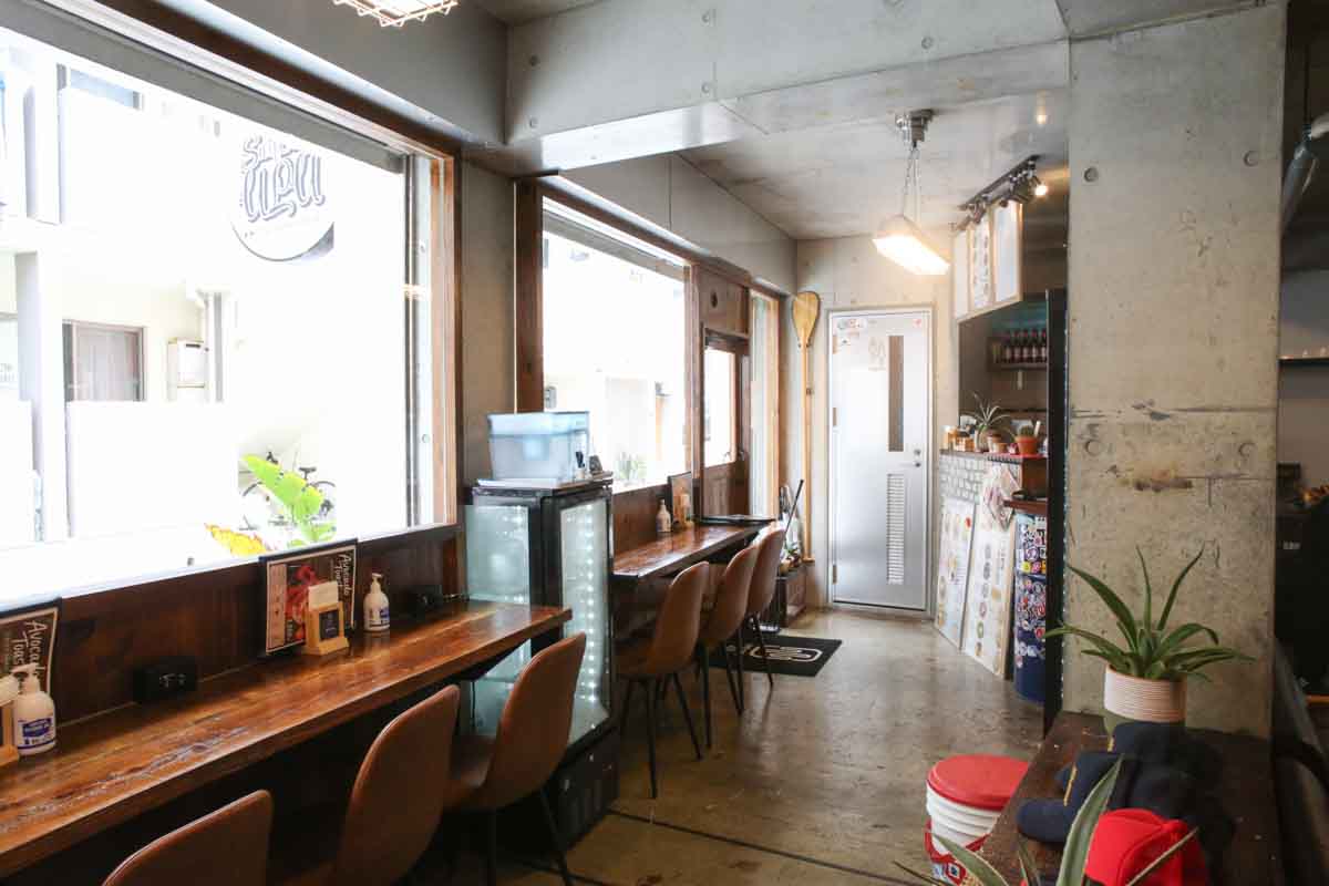 ランチはもちろん夜カフェにも！カフェ飯の域を超える満足感！「surf cafe ulu Okinawa base」の贅沢アボカドトースト＆映えドーナツ（那覇市）