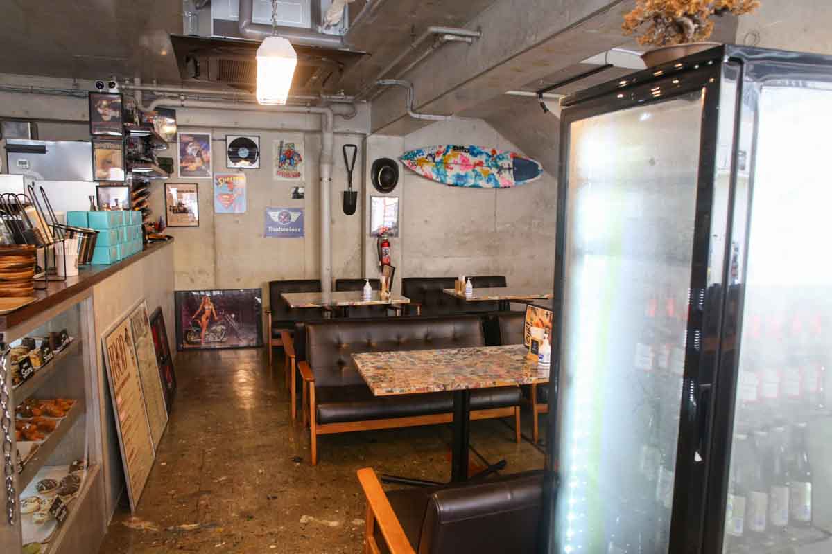 ランチはもちろん夜カフェにも！カフェ飯の域を超える満足感！「surf cafe ulu Okinawa base」の贅沢アボカドトースト＆映えドーナツ（那覇市）