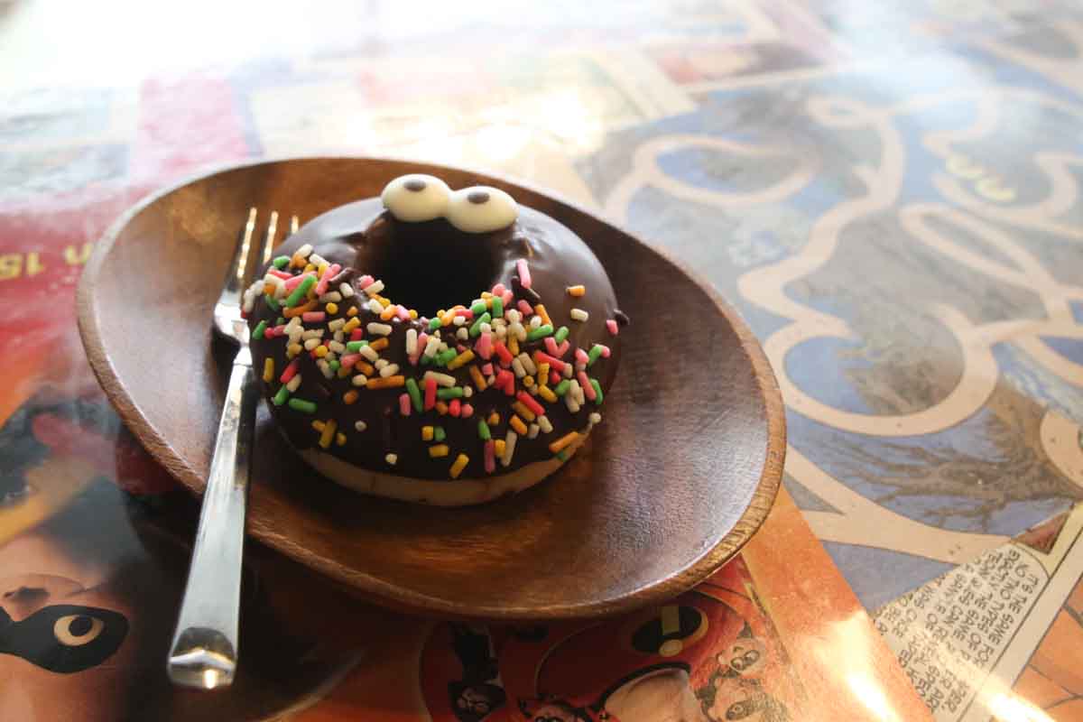 ランチはもちろん夜カフェにも！カフェ飯の域を超える満足感！「surf cafe ulu Okinawa base」の贅沢アボカドトースト＆映えドーナツ（那覇市）
