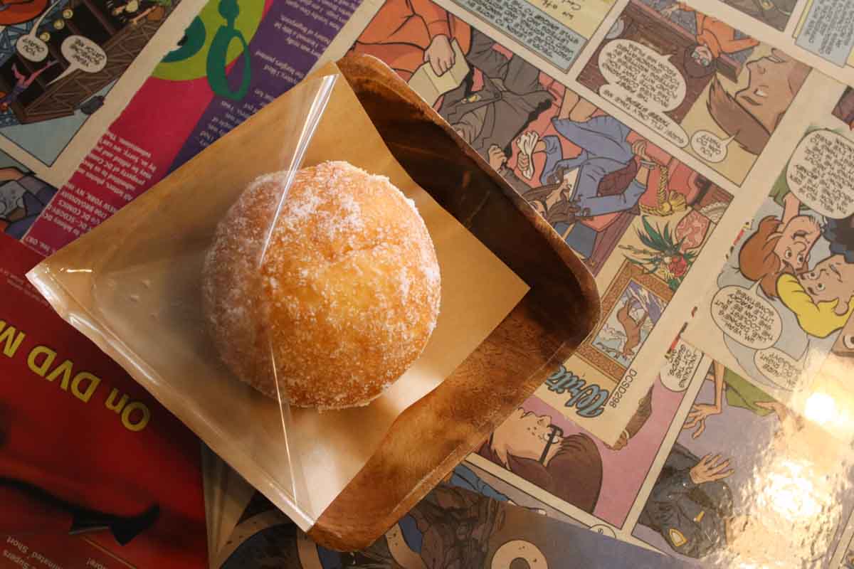 ランチはもちろん夜カフェにも！カフェ飯の域を超える満足感！「surf cafe ulu Okinawa base」の贅沢アボカドトースト＆映えドーナツ（那覇市）