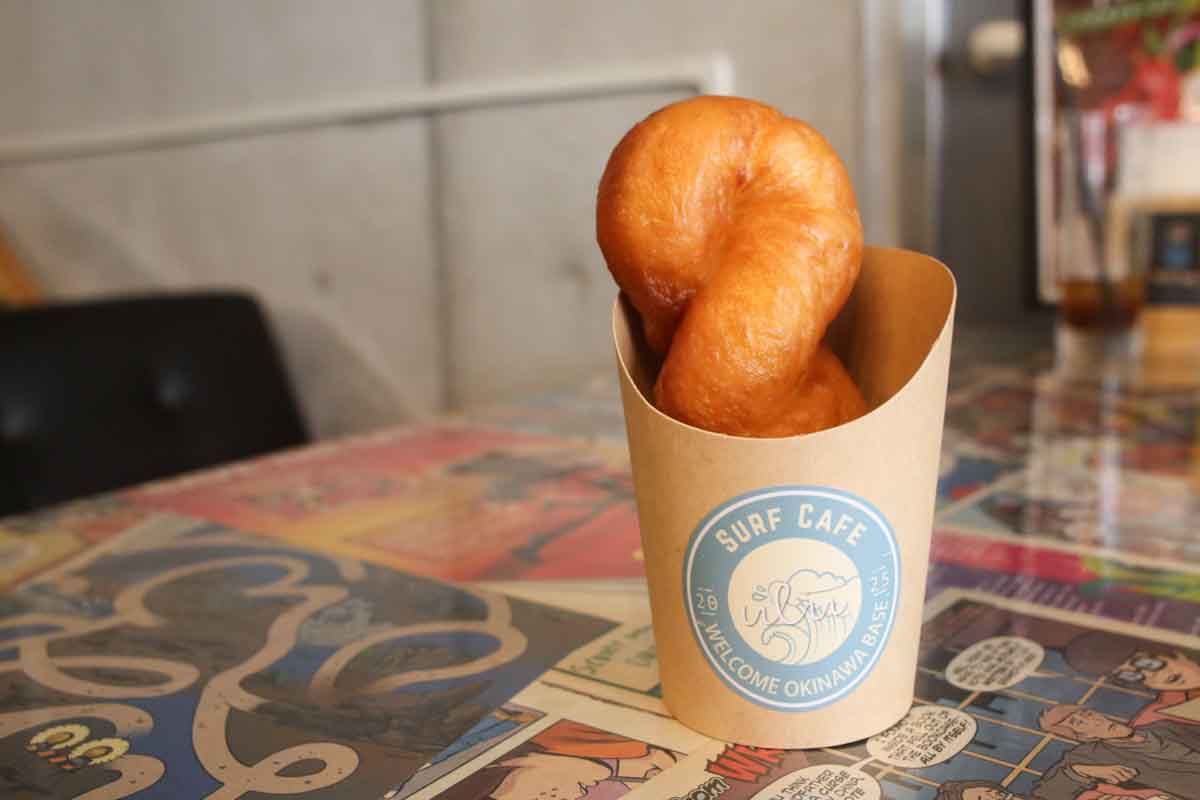 ランチはもちろん夜カフェにも！カフェ飯の域を超える満足感！「surf cafe ulu Okinawa base」の贅沢アボカドトースト＆映えドーナツ（那覇市）