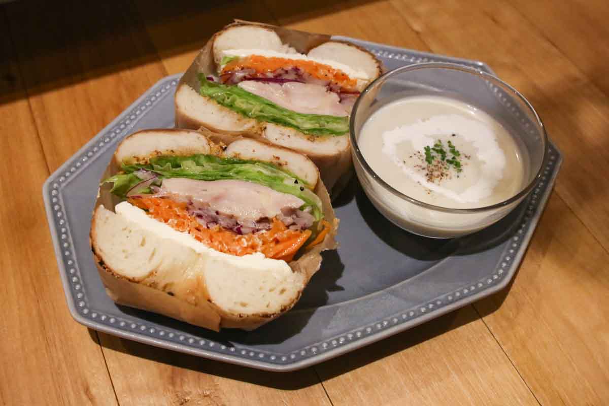 モーニングやカフェに“自家製もちもちベーグル”と“本格抹茶”の贅沢ペアリング！「抹茶とベーグルのお店 点 -TEN-」で日常にほっと一息を（那覇市）