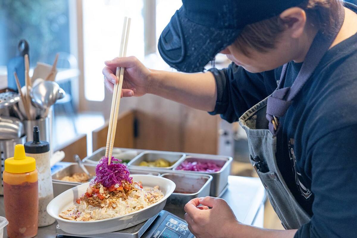 沖縄の恵み“黒糖が主役”「KAFLO」メキシコ料理もカフェメニューにも、沖縄県産黒糖の魅力を堪能（宜野湾市）