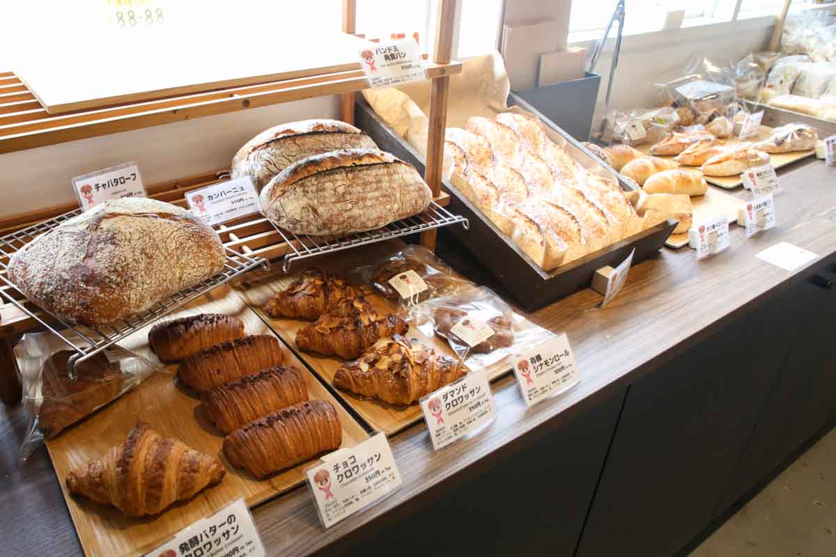 国産有機小麦＆自家製発酵バターを使ったパンが絶品！自然派食材やオリジナル商品も要チェック！「パンにまつわるエトセトラ（オーガニック市場てんぶす 那覇店）」で身体と心を整える時間を（那覇市）