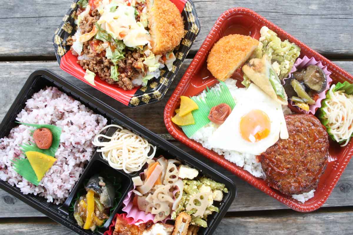 ガツンとうまいハンバーグ弁当から黒米の彩り弁当まで！手作りと彩りにこだわる「げん家」のお弁当に大満足（那覇市）