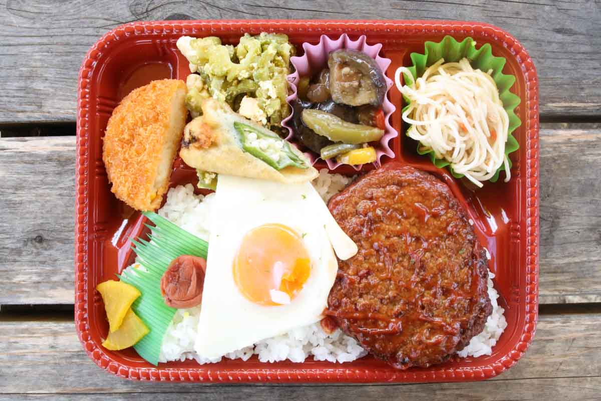 ガツンとうまいハンバーグ弁当から黒米の彩り弁当まで！手作りと彩りにこだわる「げん家」のお弁当に大満足（那覇市）