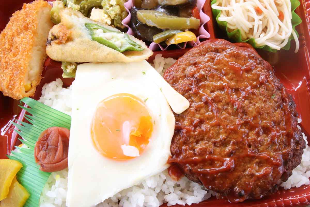ガツンとうまいハンバーグ弁当から黒米の彩り弁当まで！手作りと彩りにこだわる「げん家」のお弁当に大満足（那覇市）