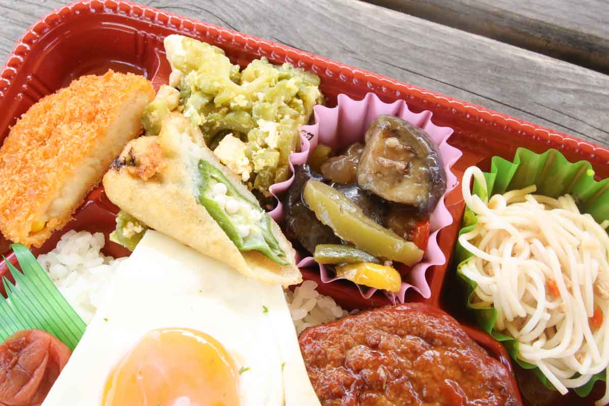 ガツンとうまいハンバーグ弁当から黒米の彩り弁当まで！手作りと彩りにこだわる「げん家」のお弁当に大満足（那覇市）