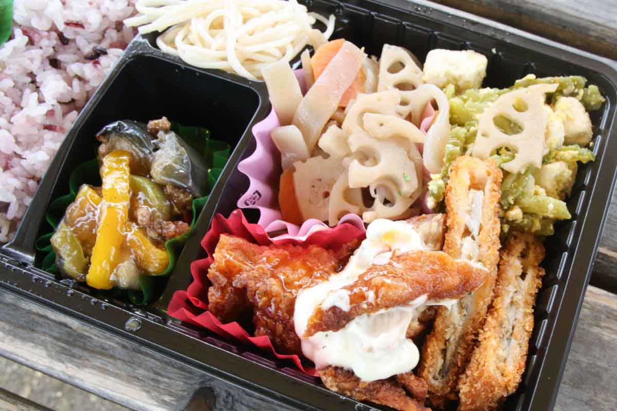 ガツンとうまいハンバーグ弁当から黒米の彩り弁当まで！手作りと彩りにこだわる「げん家」のお弁当に大満足（那覇市）
