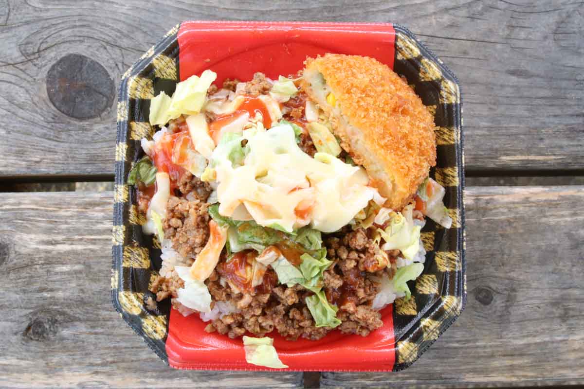 ガツンとうまいハンバーグ弁当から黒米の彩り弁当まで！手作りと彩りにこだわる「げん家」のお弁当に大満足（那覇市）