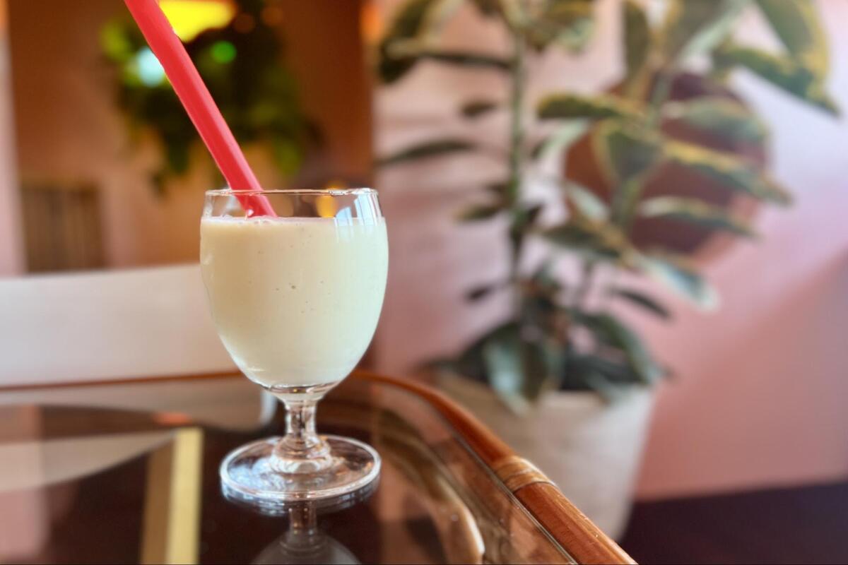 斎場御嶽のすぐそばでひと休み。久高島を望む「HARUSA SHAKE（ハルサシェイク）」で沖縄県産果実のスムージー＆シェイクを味わう（南城市）