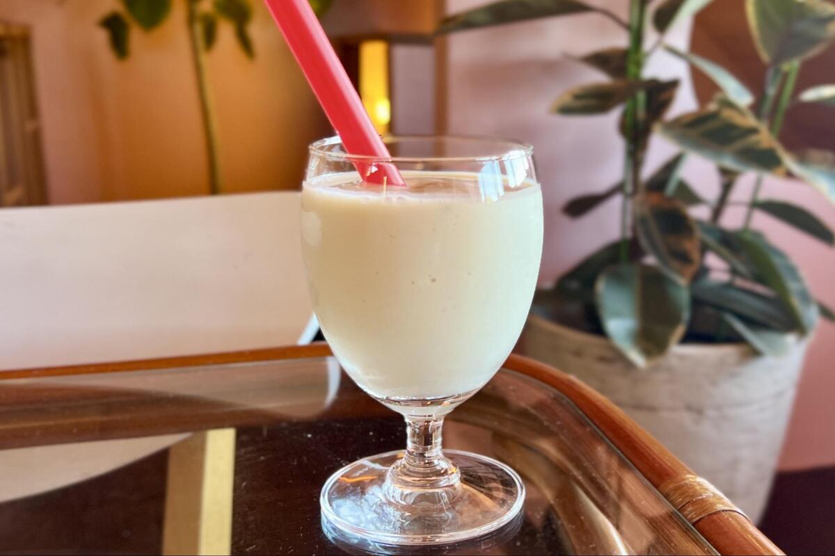 斎場御嶽のすぐそばでひと休み。久高島を望む「HARUSA SHAKE（ハルサシェイク）」で沖縄県産果実のスムージー＆シェイクを味わう（南城市）